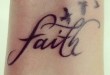 faith tattoo mit Vögel am Handgelenk