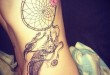 Traumfänger Tattoo mit Federn an der Hüfte