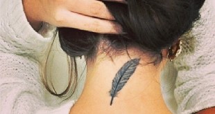 Feder Tattoo im Nacken