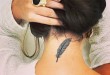 Feder Tattoo im Nacken